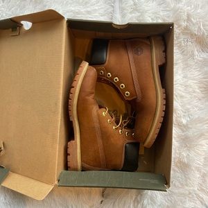 Women’s Timberland Classic 6” boot in rust, size 8